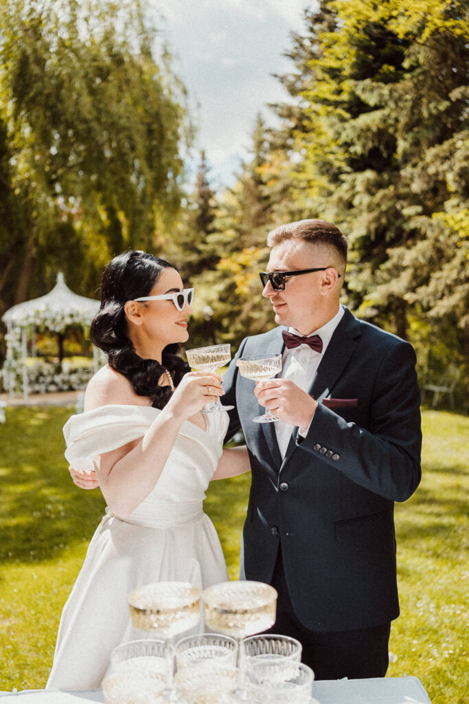 młoda para w ogrodzie Starej Garbarni