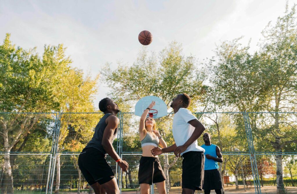 wspólna gra w koszykówkę