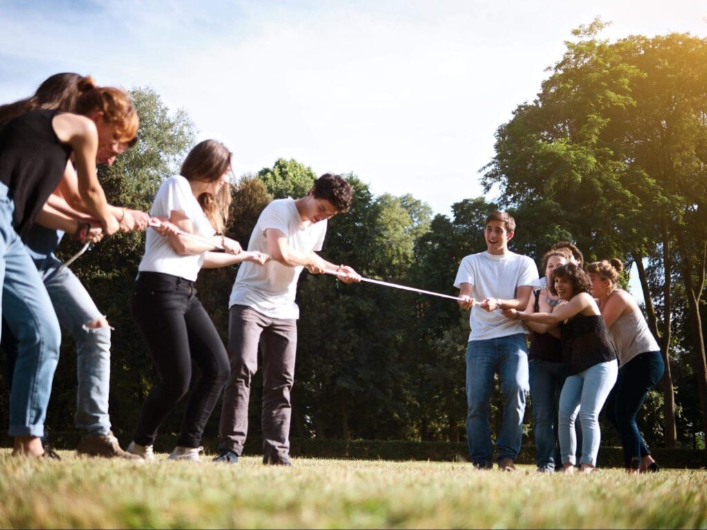Przeciąganie liniy - zabawy integracyjne dla pracowników